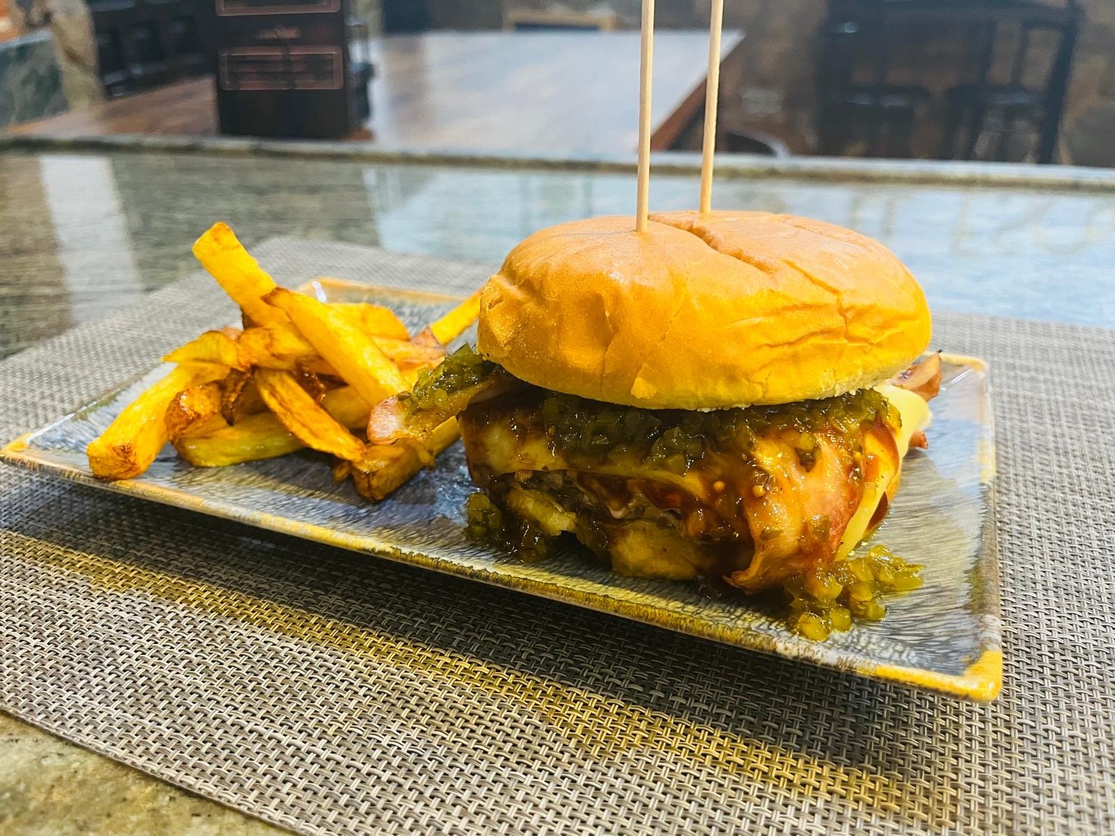 La Ahumada, hamburguesa de ternera con doble queso, bacon, relish y salsa BBQ