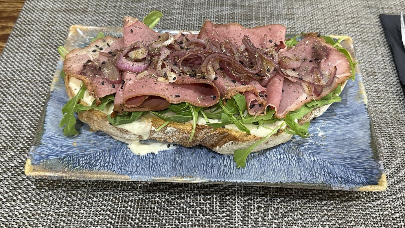 Tosta de pastrami con rúcula