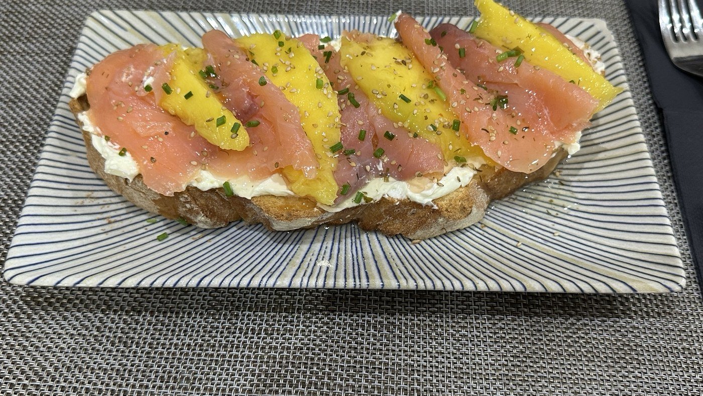 Tosta de salmón con mango